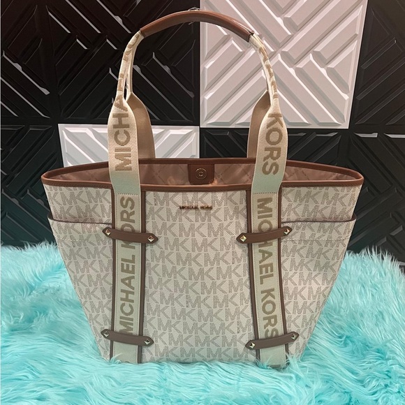 MICHAEL Michael Kors Maeve Large Logo
Monogram Open Tote Vanilla. NWT - Picture 1 of 9